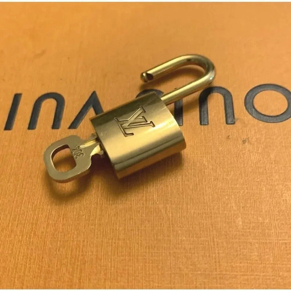 Louis Vuitton Padlock and Key Brass Gold Authentic # 304 Excellent Condition - Picture 2 of 9